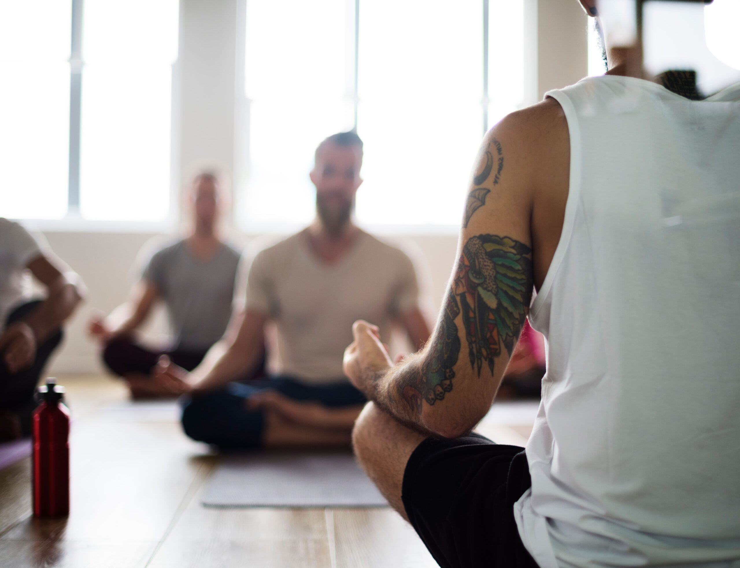 Teilnehmende unterschiedlichen Alters in einer Yogaklasse
