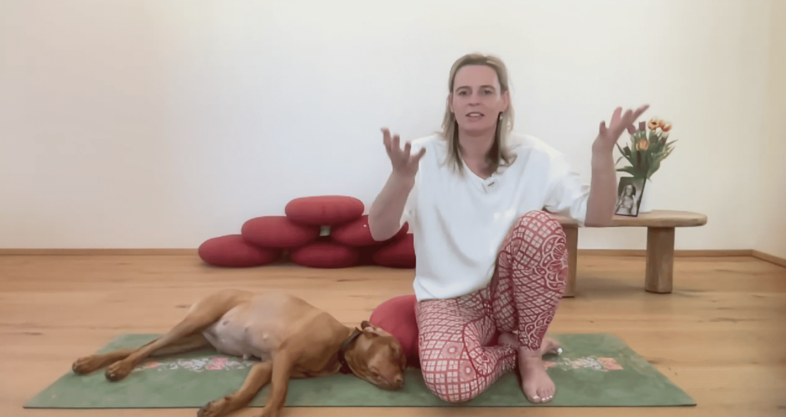Birgit Pöltl unterrichtet die Tantra Yoga Ausbildung live via Zoom